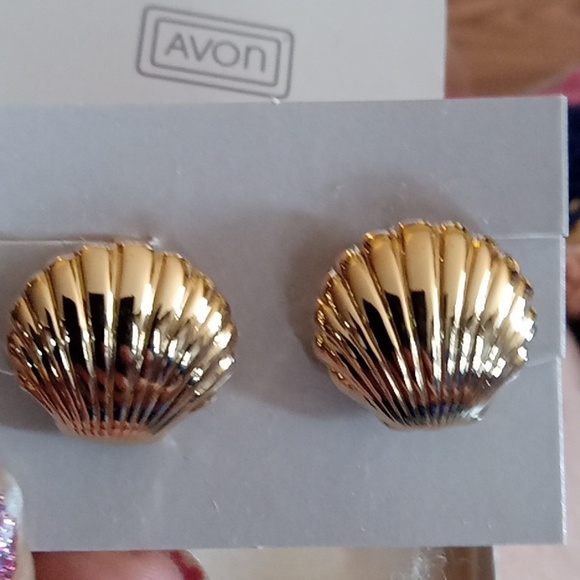 Vintage  clip on 1986 Scalloped Shell by Avon - Picture 1 of 8